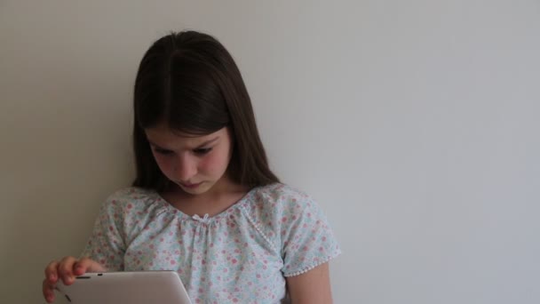 Güzel Genç Kız Tablet — Stok video