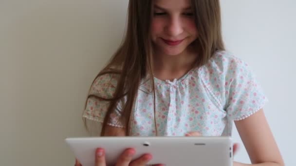 Caucásico Adolescente Chica Tableta — Vídeos de Stock