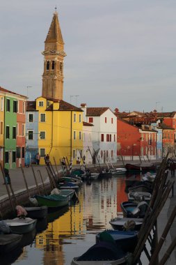 Burano, Veneto, İtalya - 21 Nisan 2019: Gün batımında Renkli Burano adası.
