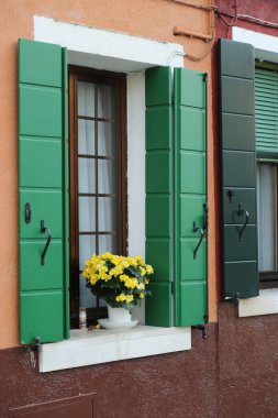 Burano, Veneto, İtalya - 21 Nisan 2019: Gün batımında Renkli Burano adası.