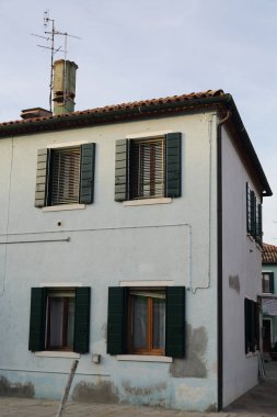 Burano, Veneto, İtalya - 21 Nisan 2019: Gün batımında Renkli Burano adası.