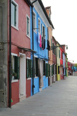 Burano, Veneto, İtalya - 21 Nisan 2019: Gün batımında Renkli Burano adası.
