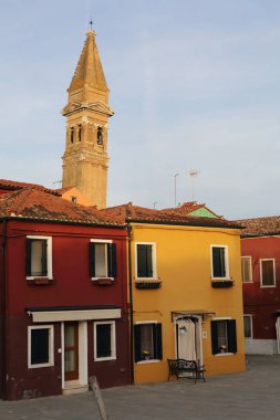 Burano, Veneto, İtalya - 21 Nisan 2019: Gün batımında Renkli Burano adası.