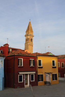Burano, Veneto, İtalya - 21 Nisan 2019: Gün batımında Renkli Burano adası.