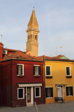 Burano, Veneto, İtalya - 21 Nisan 2019: Gün batımında Renkli Burano adası.