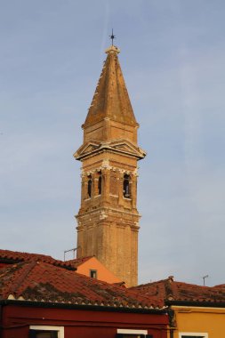 Burano, Veneto, İtalya - 21 Nisan 2019: Gün batımında Renkli Burano adası.