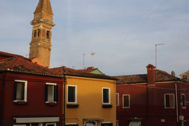 Burano, Veneto, İtalya - 21 Nisan 2019: Gün batımında Renkli Burano adası.