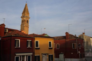 Burano, Veneto, İtalya - 21 Nisan 2019: Gün batımında Renkli Burano adası.
