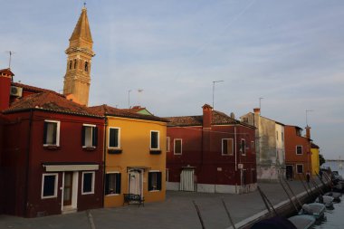 Burano, Veneto, İtalya - 21 Nisan 2019: Gün batımında Renkli Burano adası.