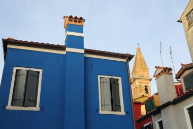 Burano, Veneto, İtalya - 21 Nisan 2019: Gün batımında Renkli Burano adası.