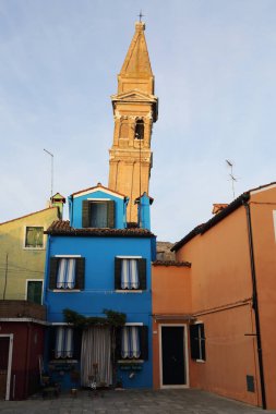 Burano, Veneto, İtalya - 21 Nisan 2019: Gün batımında Renkli Burano adası.