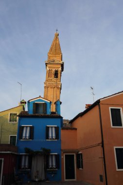 Burano, Veneto, İtalya - 21 Nisan 2019: Gün batımında Renkli Burano adası.