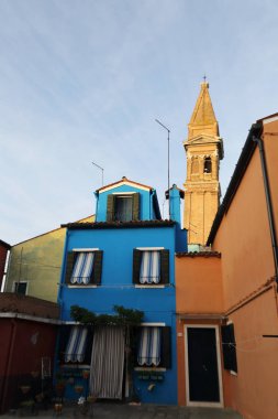 Burano, Veneto, İtalya - 21 Nisan 2019: Gün batımında Renkli Burano adası.