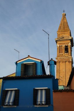 Burano, Veneto, İtalya - 21 Nisan 2019: Gün batımında Renkli Burano adası.