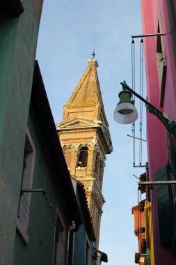 Burano, Veneto, İtalya - 21 Nisan 2019: Gün batımında Renkli Burano adası.