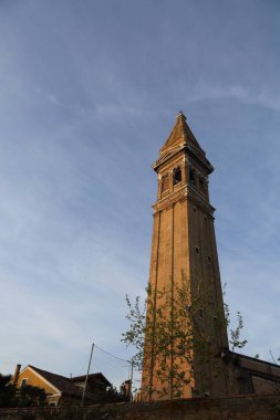 Burano, Veneto, İtalya - 21 Nisan 2019: Gün batımında Renkli Burano adası.