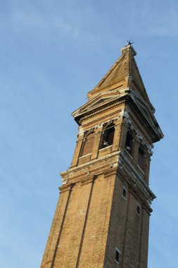 Burano, Veneto, İtalya - 21 Nisan 2019: Gün batımında Renkli Burano adası.