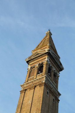 Burano, Veneto, İtalya - 21 Nisan 2019: Gün batımında Renkli Burano adası.