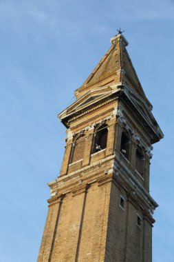 Burano, Veneto, İtalya - 21 Nisan 2019: Gün batımında Renkli Burano adası.