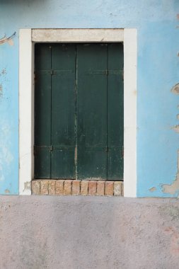 Burano, Veneto, İtalya - 21 Nisan 2019: Gün batımında Renkli Burano adası.