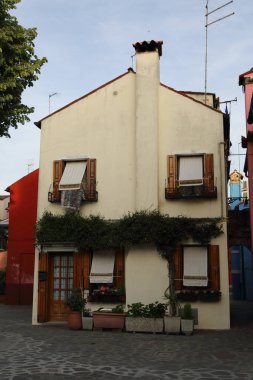 Burano, Veneto, İtalya - 21 Nisan 2019: Gün batımında Renkli Burano adası.