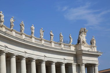 Vatikan'daki St.Peter Meydanı'ndaki heykeller, Roma, İtalya.