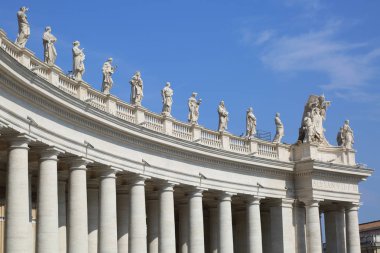 Vatikan'daki St.Peter Meydanı'ndaki heykeller, Roma, İtalya.