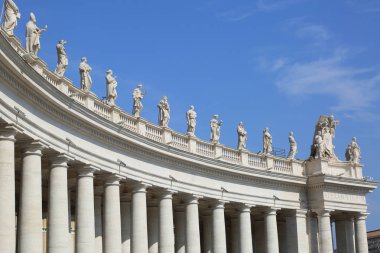 Vatikan'daki St.Peter Meydanı'ndaki heykeller, Roma, İtalya.