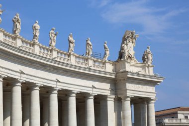 Vatikan'daki St.Peter Meydanı'ndaki heykeller, Roma, İtalya.