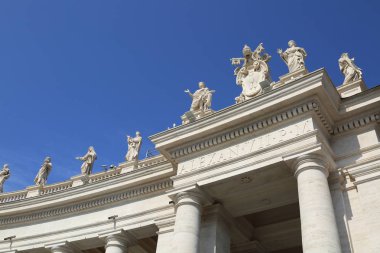 Vatikan'daki St.Peter Meydanı'ndaki heykeller, Roma, İtalya.