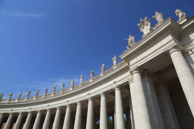 Vatikan'daki St.Peter Meydanı'ndaki heykeller, Roma, İtalya.