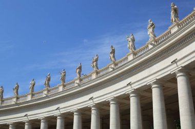 Vatikan'daki St.Peter Meydanı'ndaki heykeller, Roma, İtalya.
