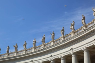 Vatikan'daki St.Peter Meydanı'ndaki heykeller, Roma, İtalya.