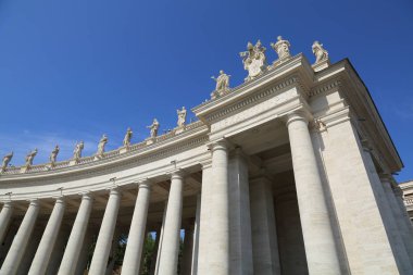 Vatikan'daki St.Peter Meydanı'ndaki heykeller, Roma, İtalya.