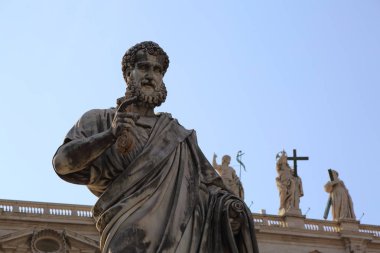 Vatikan, Roma, İtalya - 18 Nisan 2019: Vatikan'daki binalarda (dış cephe) sanat detayları.