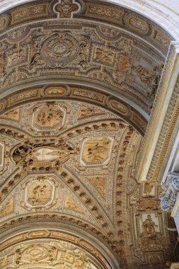 Vatikan, Roma, İtalya - 18 Nisan 2019: Vatikan'daki binalarda (dış cephe) sanat detayları.