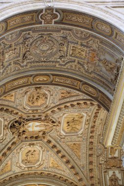 Vatikan, Roma, İtalya - 18 Nisan 2019: Vatikan'daki binalarda (dış cephe) sanat detayları.