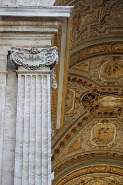 Vatikan, Roma, İtalya - 18 Nisan 2019: Vatikan'daki binalarda (dış cephe) sanat detayları.