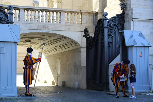 Vatican Rome Italy Апреля 2019 Года Ватиканские Гвардейцы Службе — стоковое фото