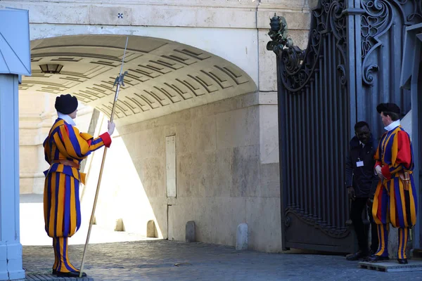 Vatican Rome Italy Апреля 2019 Года Ватиканские Гвардейцы Службе — стоковое фото