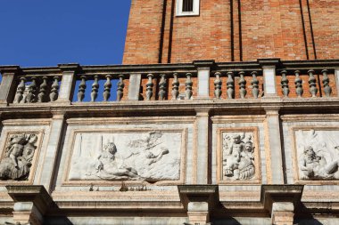 Venedik, İtalya - 20 Nisan 2019: Venedik'teki St Mark Campanile katedral kulesi.