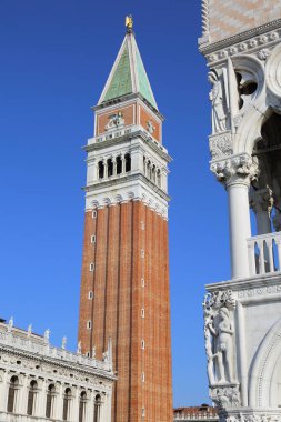 Venedik, İtalya - 20 Nisan 2019: Venedik'teki St Mark Campanile katedral kulesi.