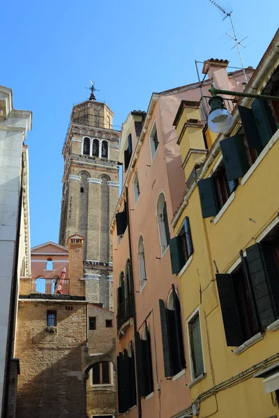 Venedik, Italya-19 Nisan 2019: şehir Venedik, mimari, vatandaşlar ve turistler manzaraları görüntüle.