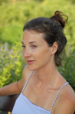 Güzel kadın doğanın tadını çıkarıyor