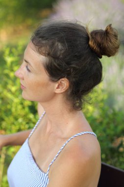 Güzel kadın doğanın tadını çıkarıyor