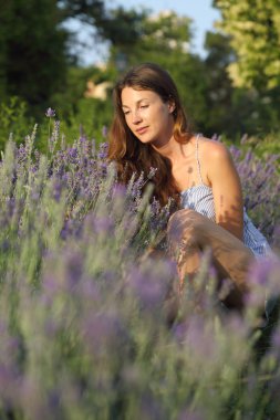 Genç kadın bir lavanta zevk