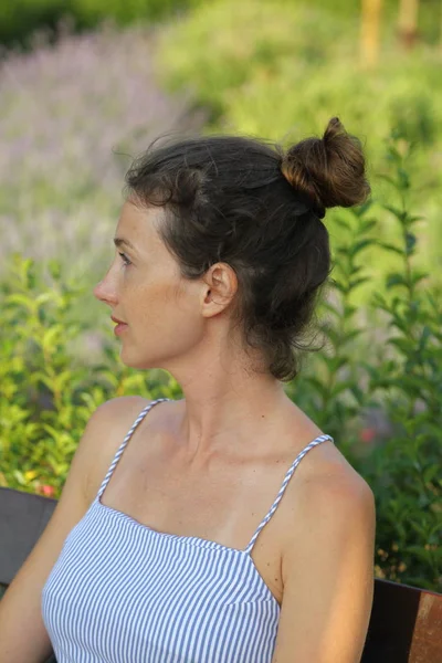 Mooie Vrouw Geniet Van Natuur — Stockfoto