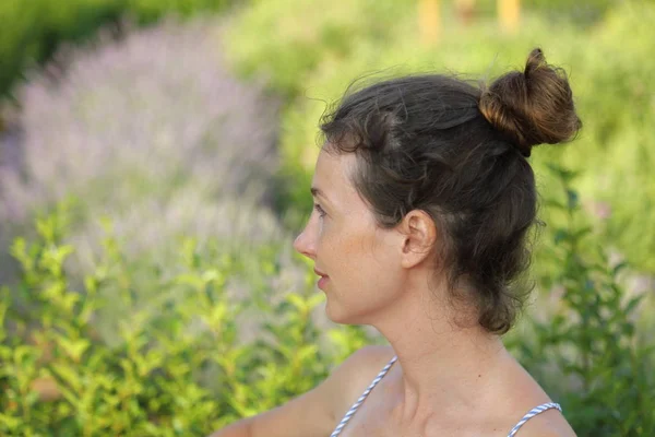 Mooie Vrouw Geniet Van Natuur — Stockfoto