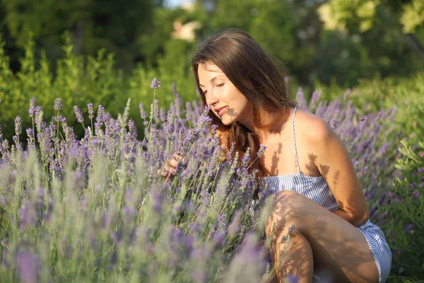 Bella Donna Sta Godendo Natura — Foto Stock