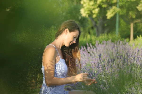 Donna Sta Godendo Campo Lavanda — Foto Stock